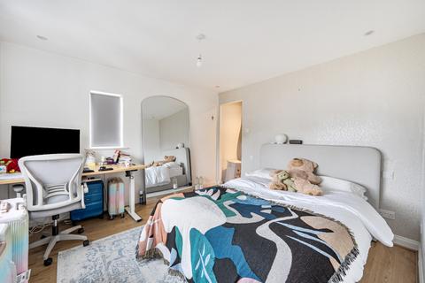 1 Beverley Gardens, Worcester Park, KT4 8AG