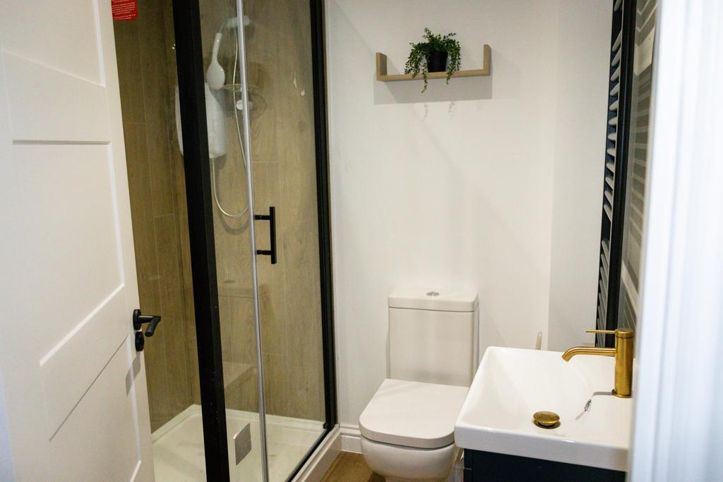 Flat 7 - Bank Street - Bathroom.jpg