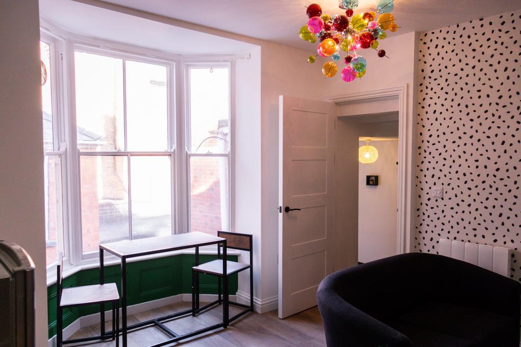 Flat 7 - Bank Street - Living Area(2).jpg