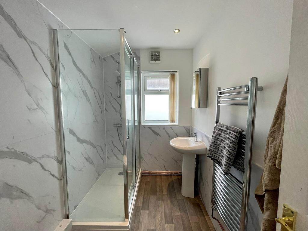 8 Harvey Street - Bathroom.jpeg