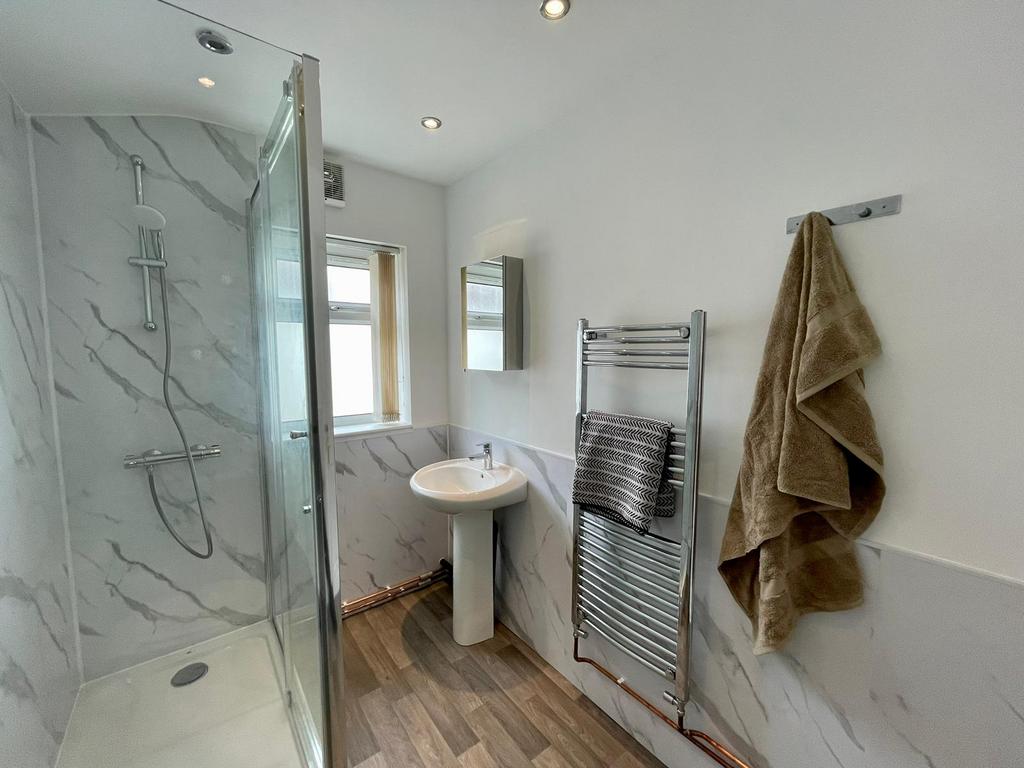 8 Harvey Street - Bathroom(2).jpeg