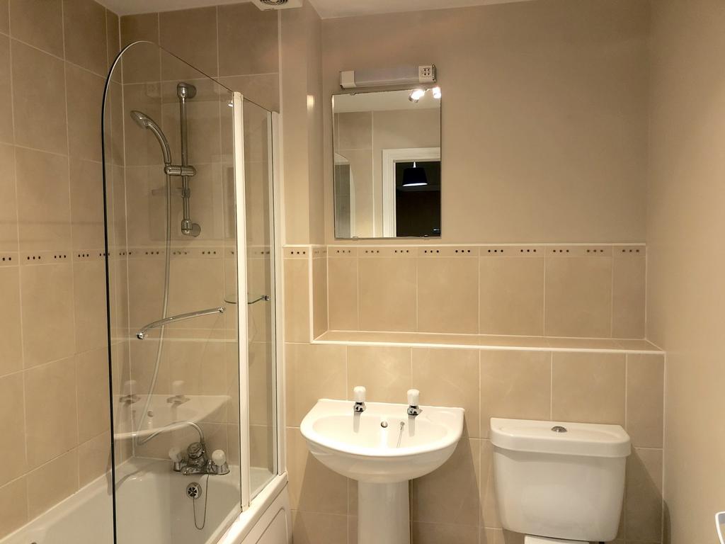 81 Riverside Drive - Bathroom.jpg