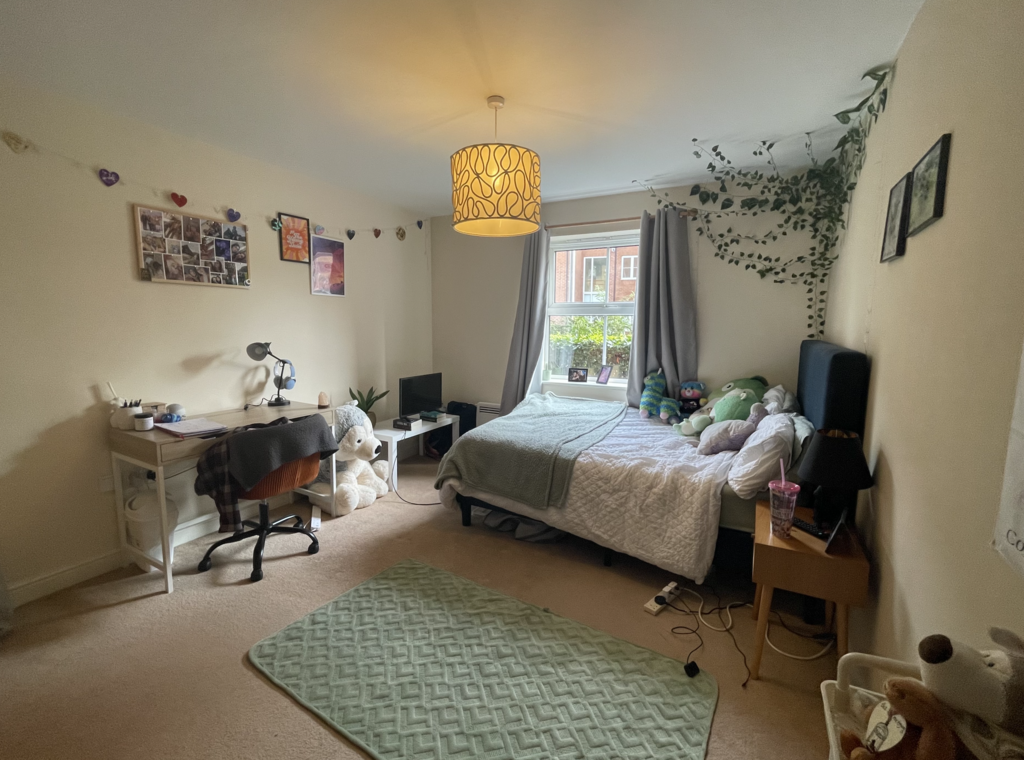 83 Riverside Drive - Bedroom.png