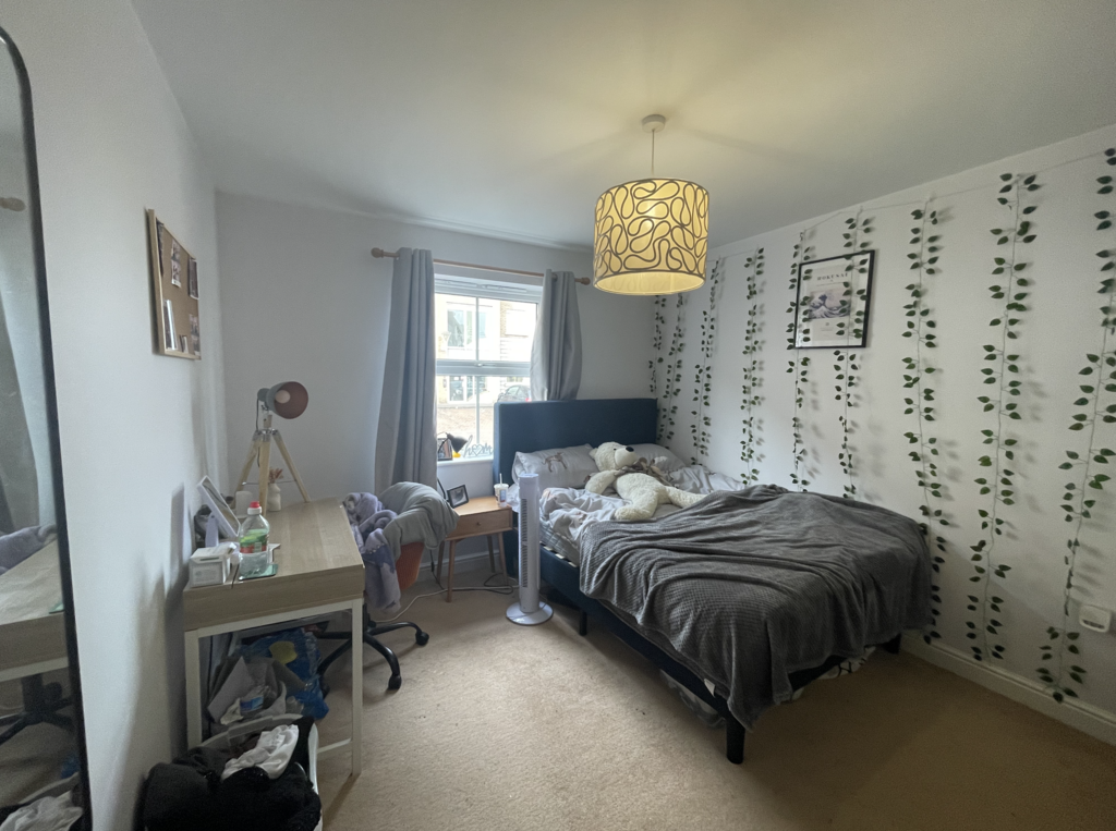 83 Riverside Drive - Bedroom2.png