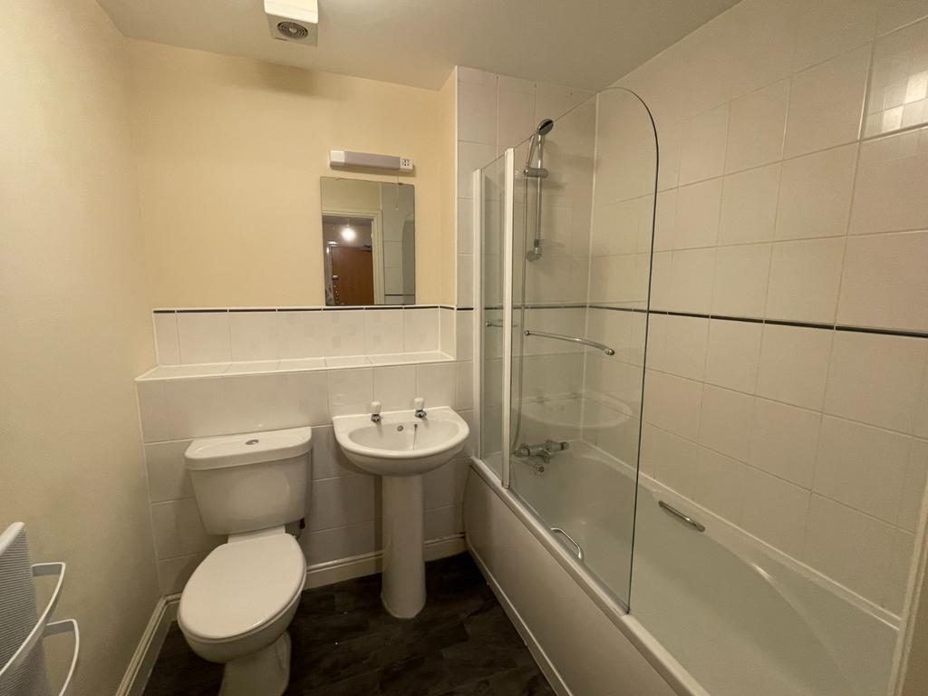 83 Riverside Drive - Bathroom.jpeg