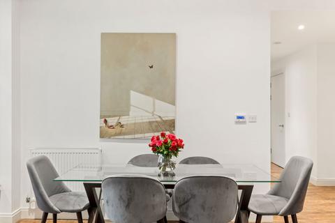 2 bedroom flat for sale, Queenstown Road, London SW11