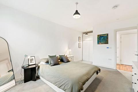 2 bedroom flat for sale, Queenstown Road, London SW11
