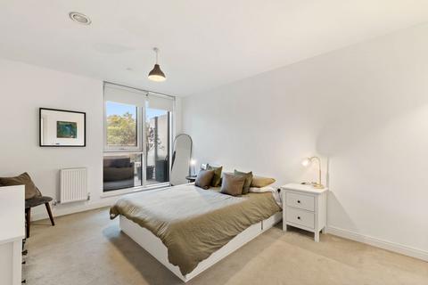 2 bedroom flat for sale, Queenstown Road, London SW11