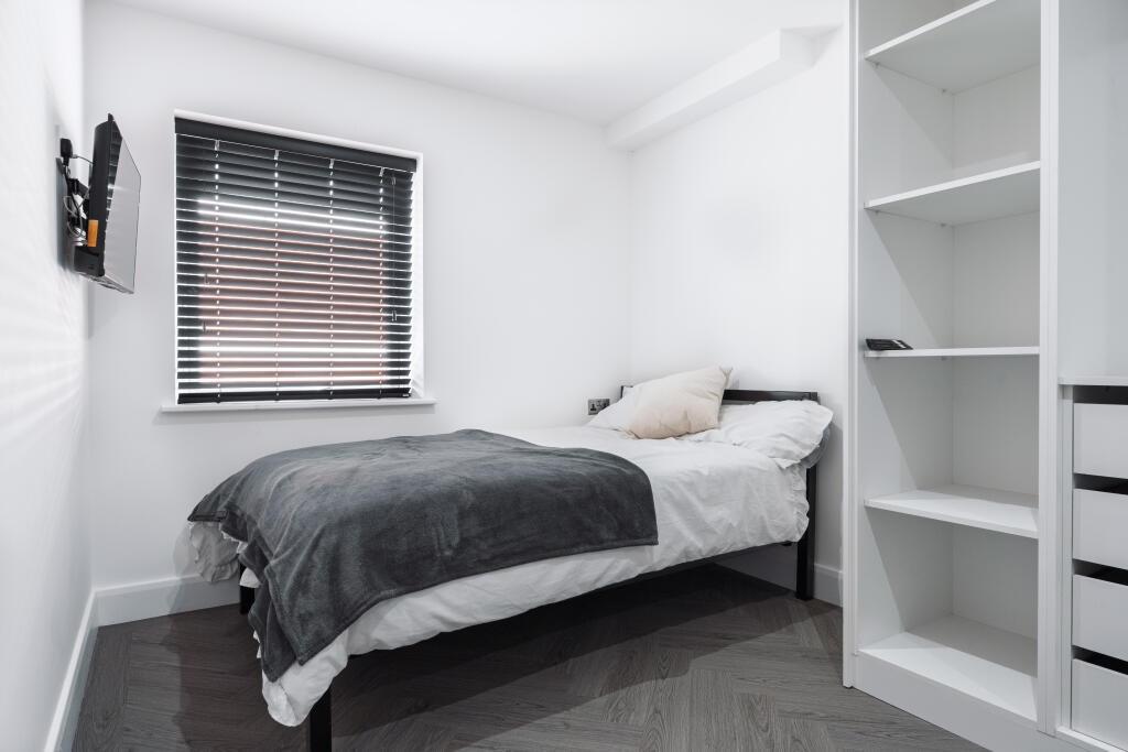 A bright, well-maintained double bedroom with n...