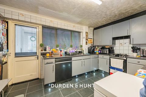 3 bedroom terraced house for sale, Highfield Road, Collier Row, RM5
