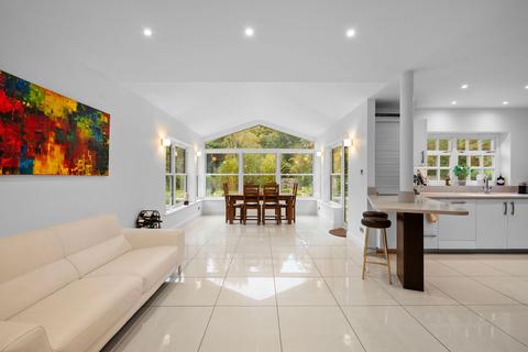 6 Wood Drive, Chislehurst, BR7 5EU