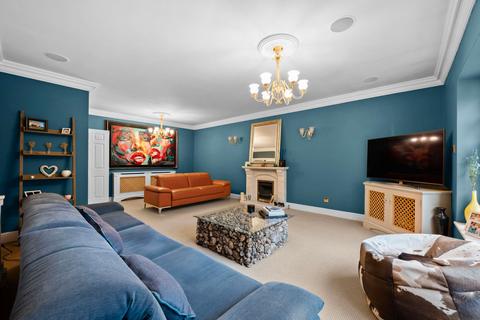 6 Wood Drive, Chislehurst, BR7 5EU