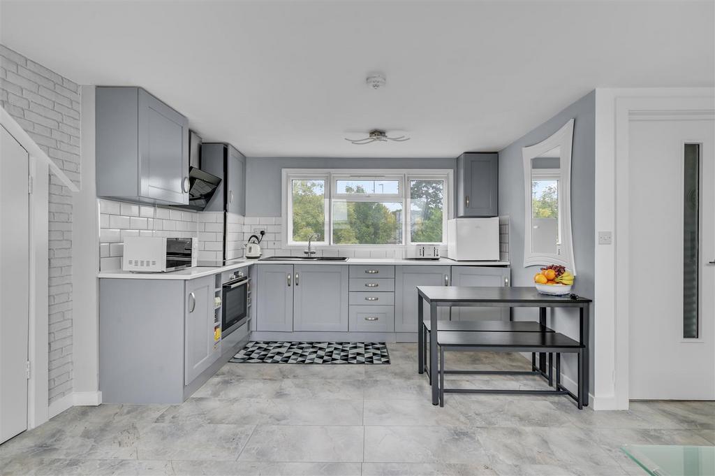 Daniels 11, Barford Close London, NW4 008.jpg