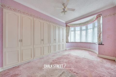 58 Randall Drive, Hornchurch, RM12 6TA