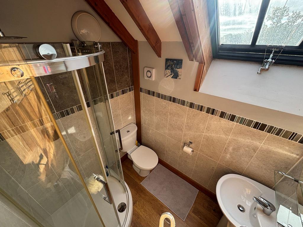 En suite to bedroom 1