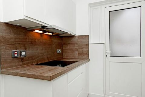 4 bedroom ground floor flat to rent, 10 Brondesbury Court 235 Willesden Lane