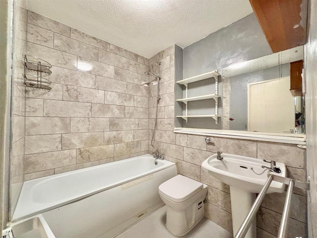 BATHROOM2.jpg