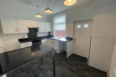 2 bedroom house to rent, Market Street, Hyde,