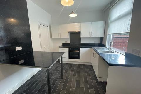 2 bedroom house to rent, Market Street, Hyde,