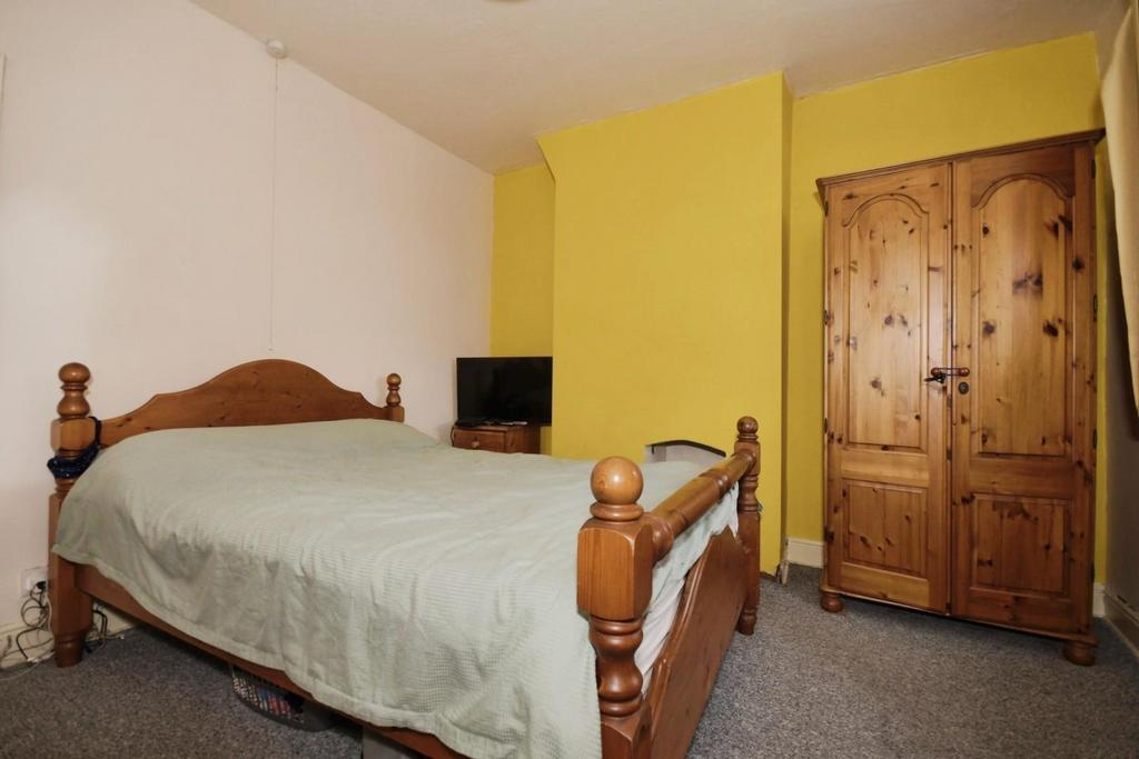 BEDROOM 1 03.jpg