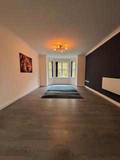 2 bedroom flat to rent, Hadfield Close, M14 5LY