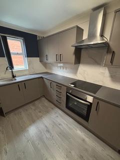 2 bedroom flat to rent, Hadfield Close, M14 5LY