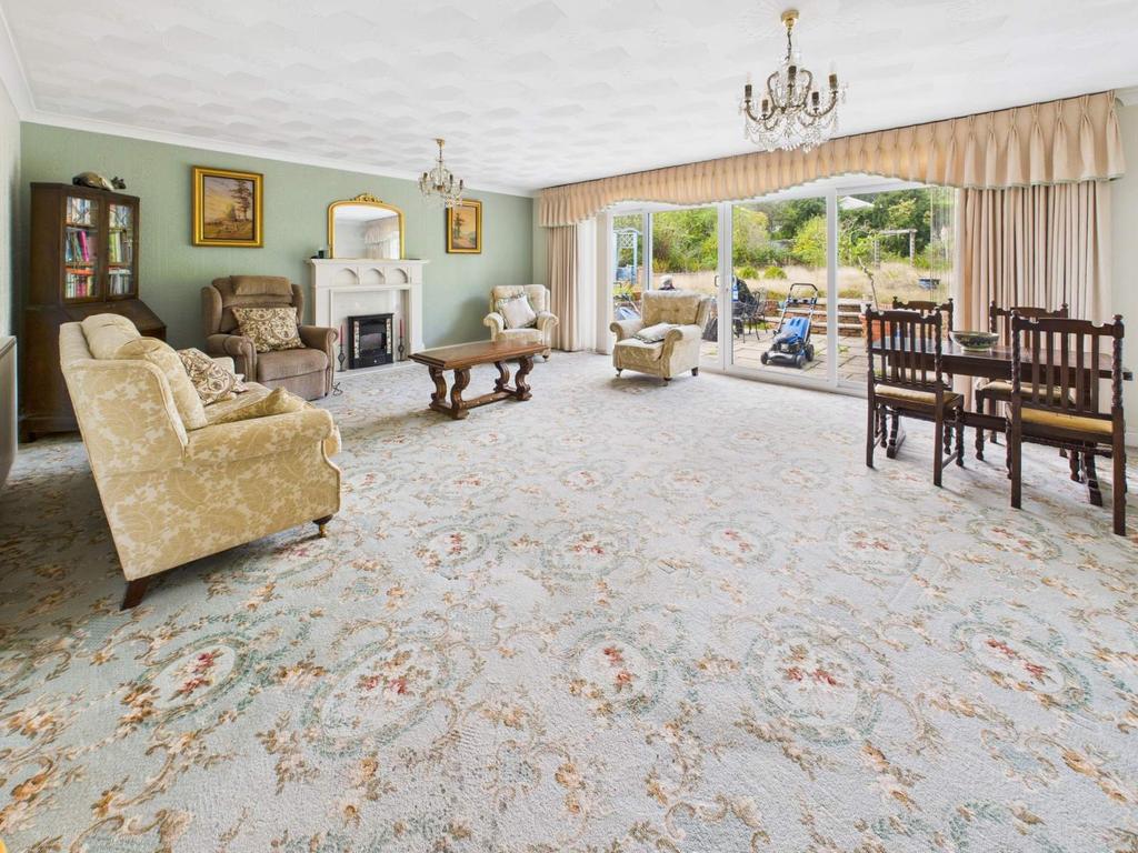 Lounge/Dining Room