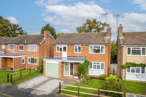 Bakers Close, Lingfield, RH7