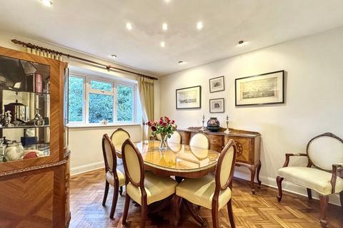 2 bedroom flat for sale, Calthorpe Gardens, Edgware, HA8