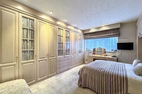 2 bedroom flat for sale, Calthorpe Gardens, Edgware, HA8