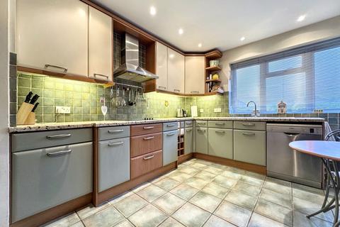 2 bedroom flat for sale, Calthorpe Gardens, Edgware, HA8