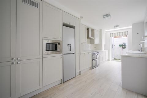 5 bedroom end of terrace house to rent, Albany Road, Windsor