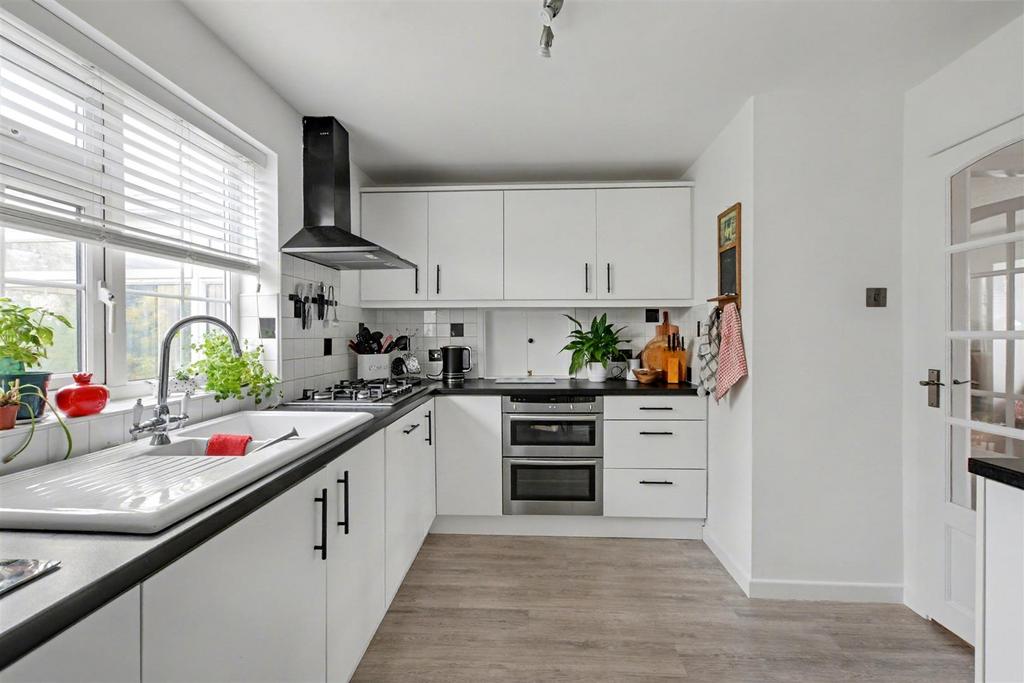 Kitchen 2.jpeg