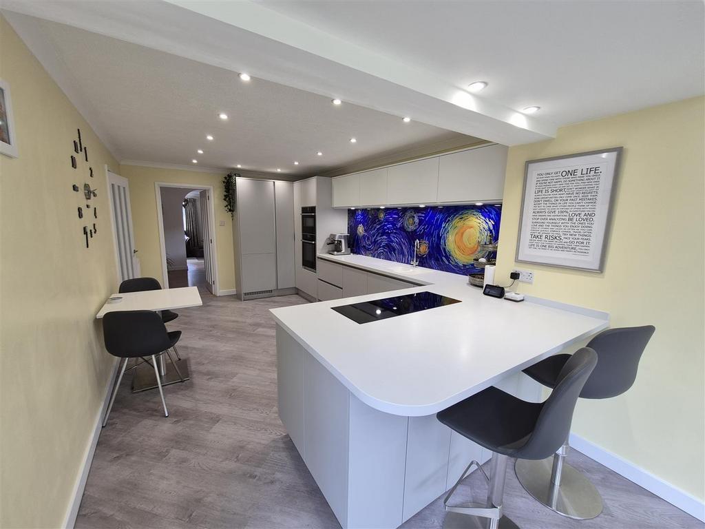 Kitchen Breakfast Bar.jpg