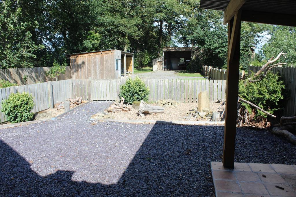 Enclosed garden (2)