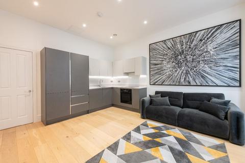 2 bedroom flat to rent, Beaumont Crescent, London