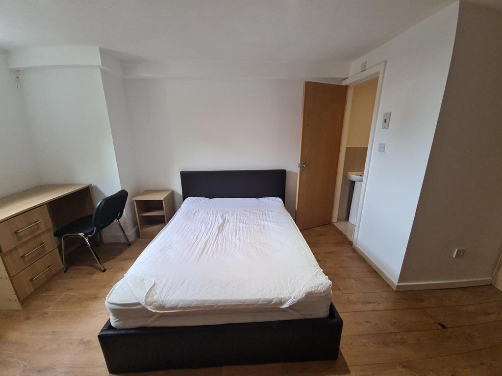 A spacious and well-maintained double bedroom w...