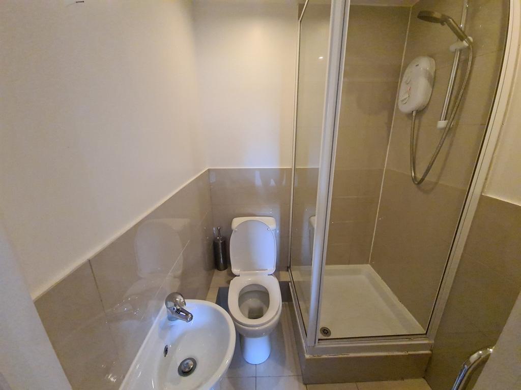 A clean and well-maintained bathroom suite feat...