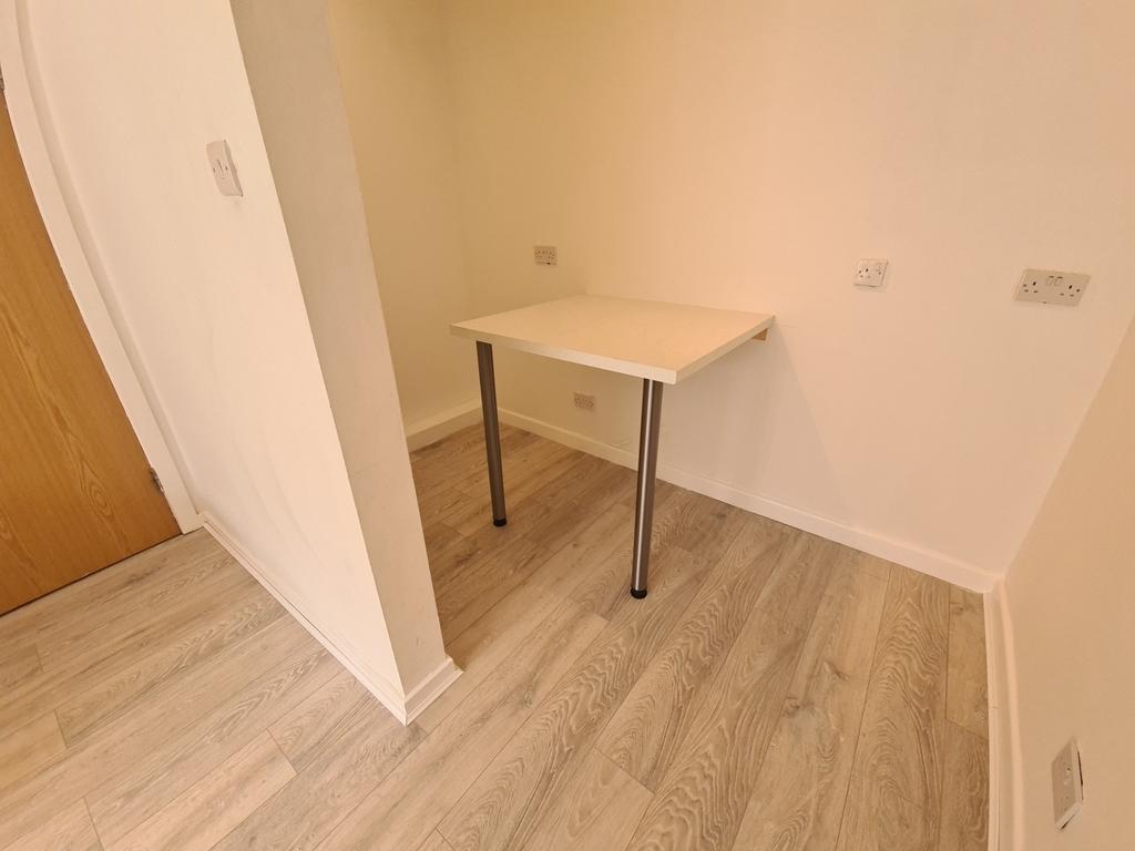 Compact, tidy single bedroom corner with light ...
