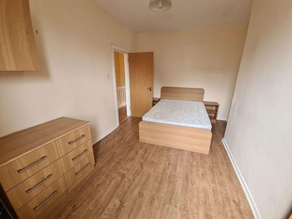 A bright and well-maintained double bedroom wit...