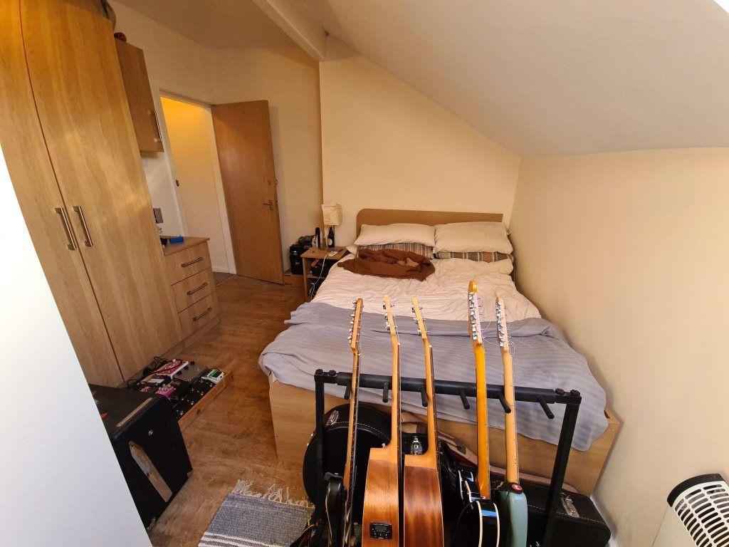 A cozy bedroom featuring a double bed with some...