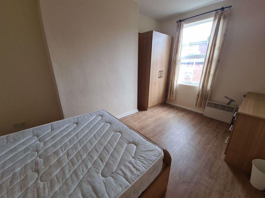 A cozy bedroom featuring a double bed positione...