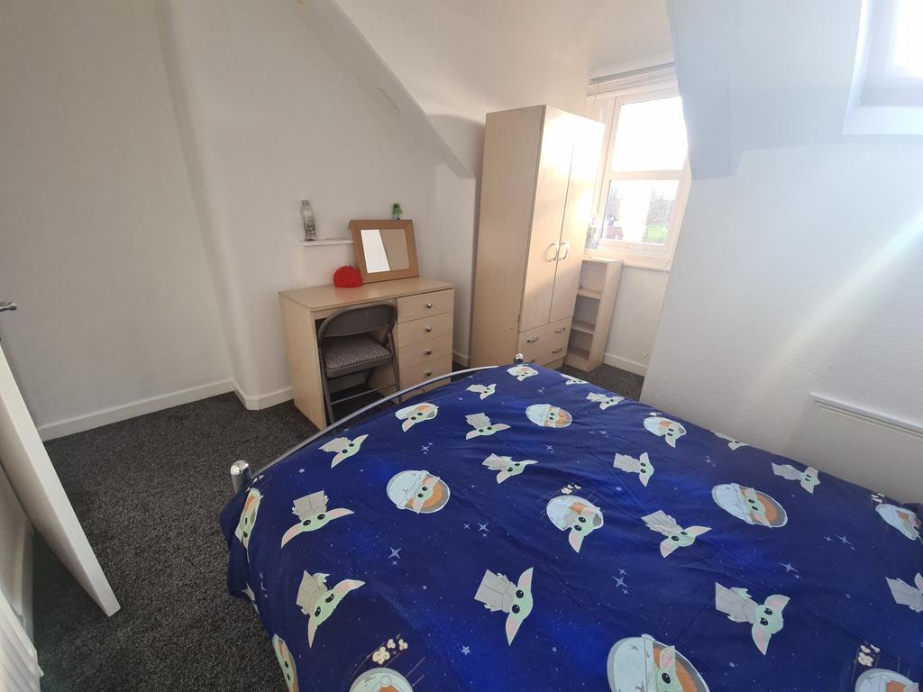 A cozy double bedroom featuring a comfortable b...
