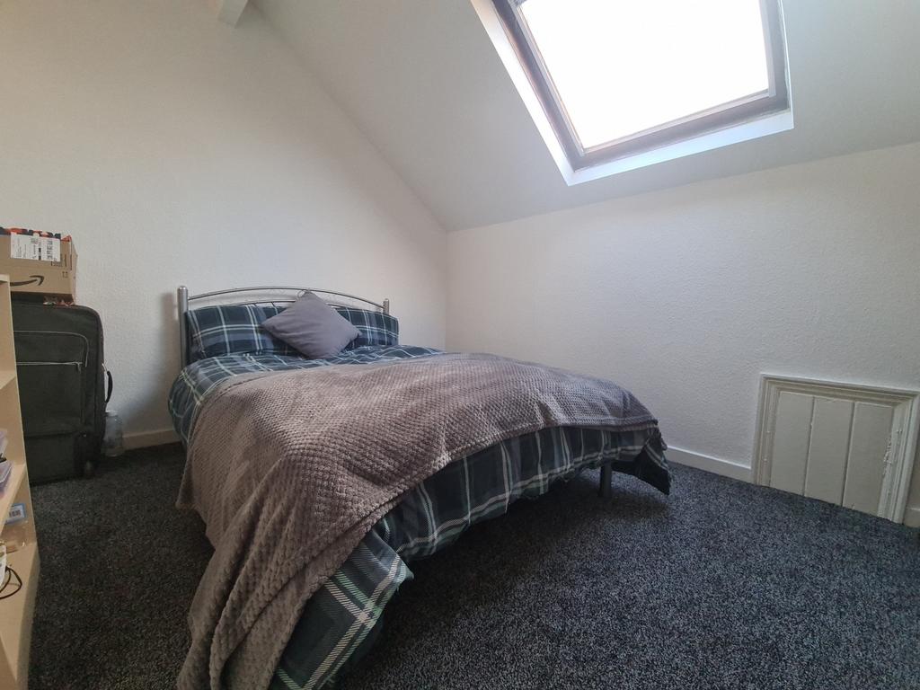 A cozy bedroom featuring a comfortable double b...