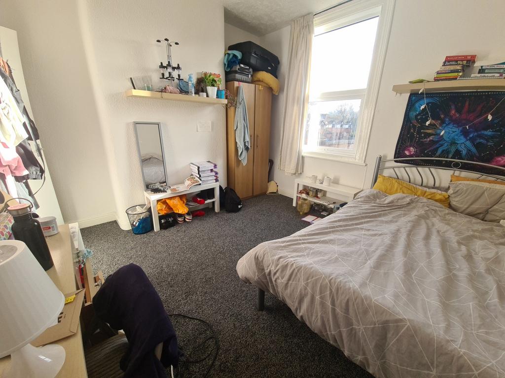 A cozy bedroom featuring a double bed with a ne...