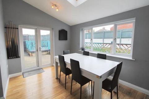 4 bedroom semi-detached house for sale, Wilson Terrace, Forest hall, Newcastle upon Tyne, Tyne and Wear, NE12 7JP