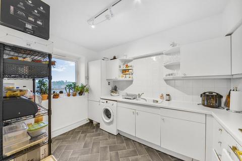 2 bedroom flat for sale, Austin Road, London SW11