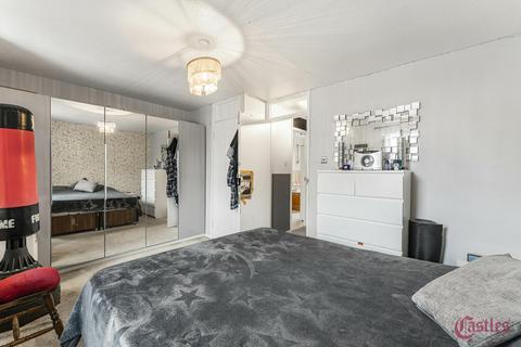 3 bedroom maisonette for sale, Ambleside Close, London
