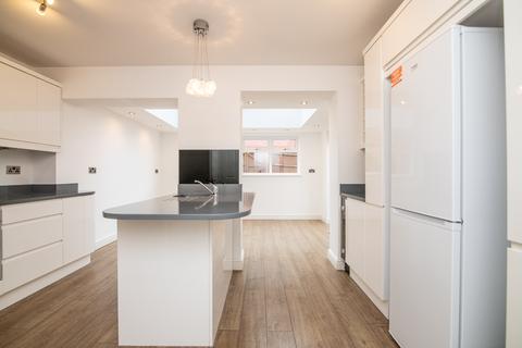3 bedroom townhouse to rent, Sedge Drive, Bromsgrove B61