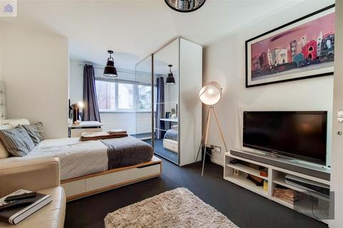 2 bedroom apartment to rent, Wesley Close, Kennington
